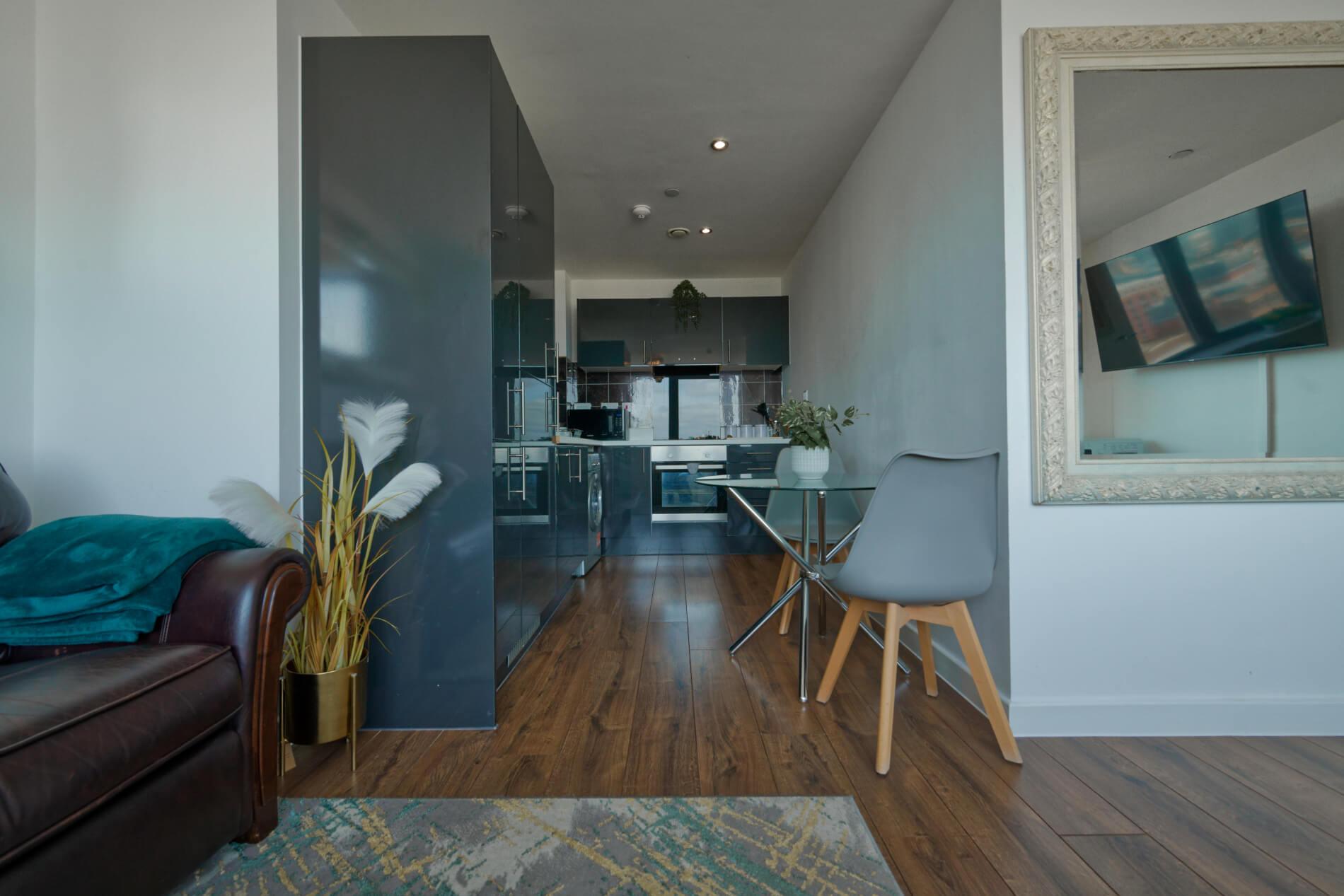 2 Bedroom Serviced Apartment Liverpool w Parking3