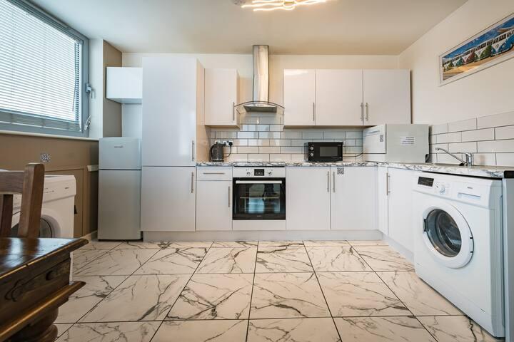 2-bedroom apartment in LVP City Centre w Parking3