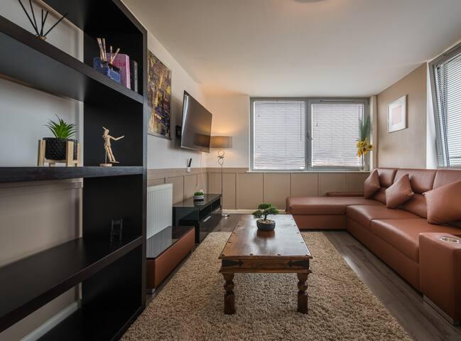 2-bedroom apartment in LVP City Centre w Parking2